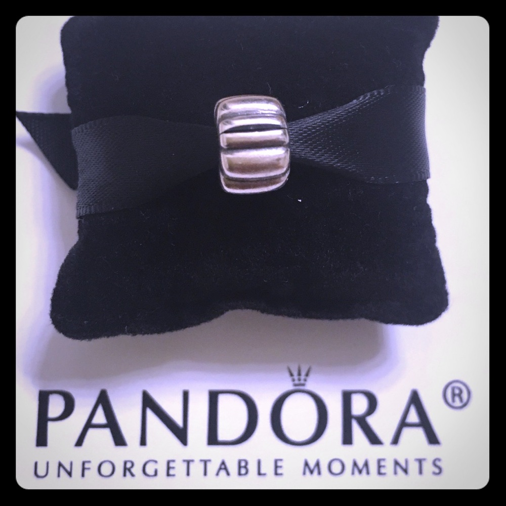 Pandora Ribbed Clip